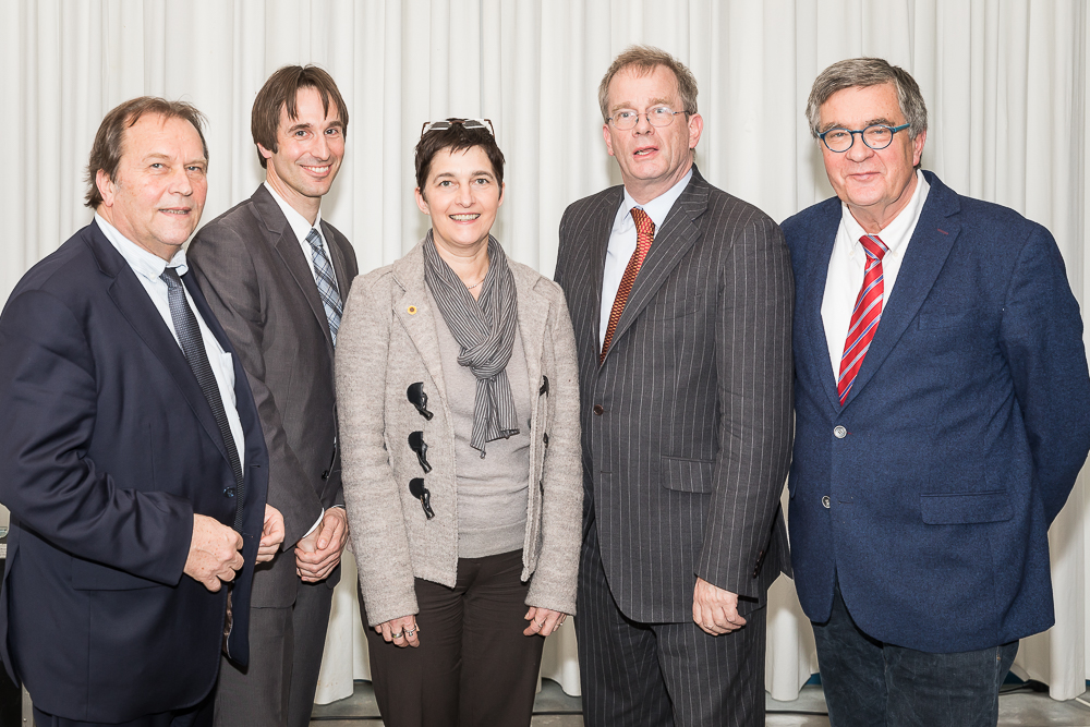 Referenten mit Ministerin Barbara Steffens (Mitte). Foto: Roland Baege